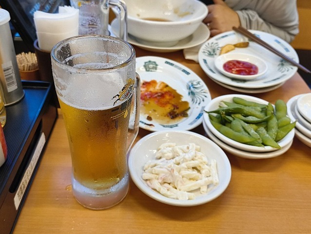 枝豆とマカロニサラダをもらい生ビールも2杯目だ