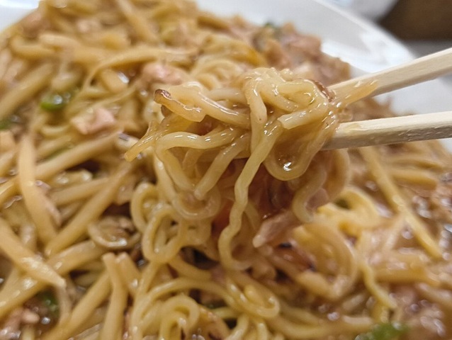 ルース焼そばを食べる
