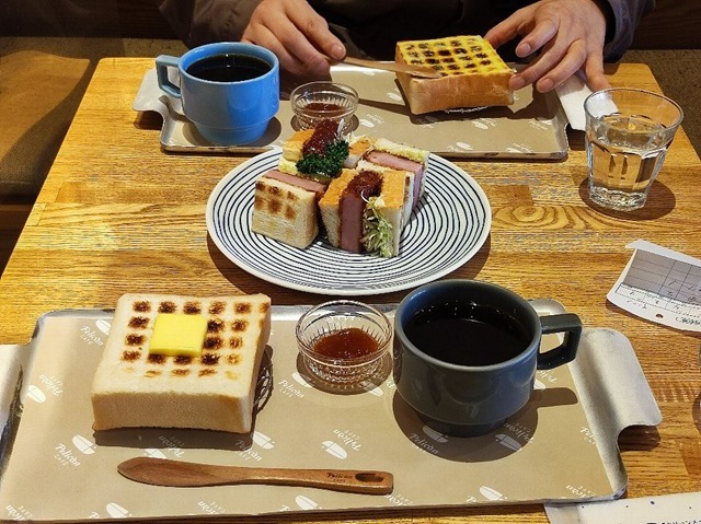 ペリカンカフェの 炭焼きトーストとハムカツサンド