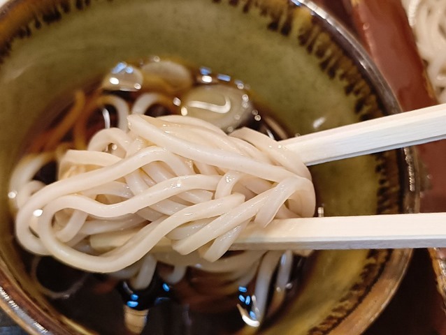 そして蕎麦汁につけてズルズル
