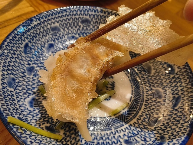 焼餃子を食べる