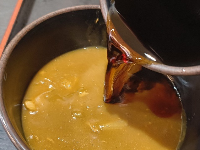 つけ汁の1/3程をカレールーに加えてやるのだ