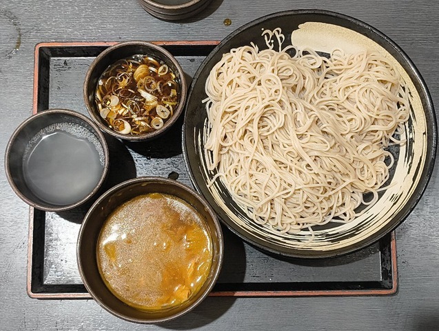 『ゆで太郎 もつ次郎本所吾妻橋店』で「2枚もり」と「カレールー」で「カレーつけそば」を作ってみたのだ。食べるよりも食べる直前までの行為が楽しいのだが、勿論、手繰ればうまいのだよ（笑）。（ゆで太郎 もつ次郎本所吾妻橋店：墨田区吾妻橋3丁目）