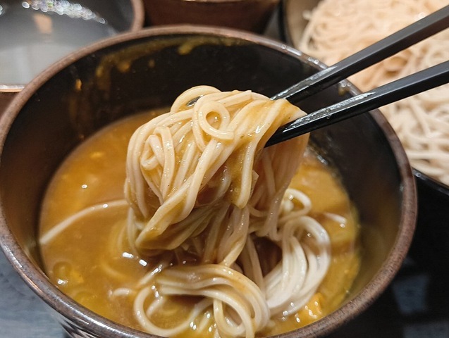 カレーつけ汁でで蕎麦を食べる