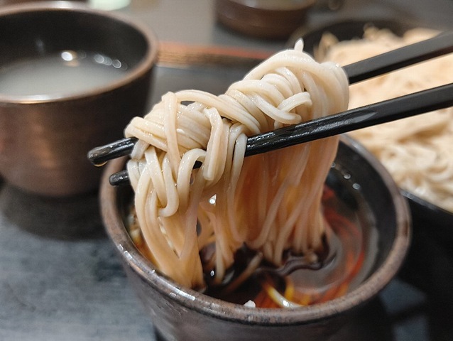 つけ汁で蕎麦を食べる