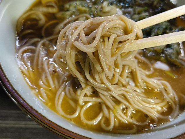 たまごをあえて蕎麦と手繰る