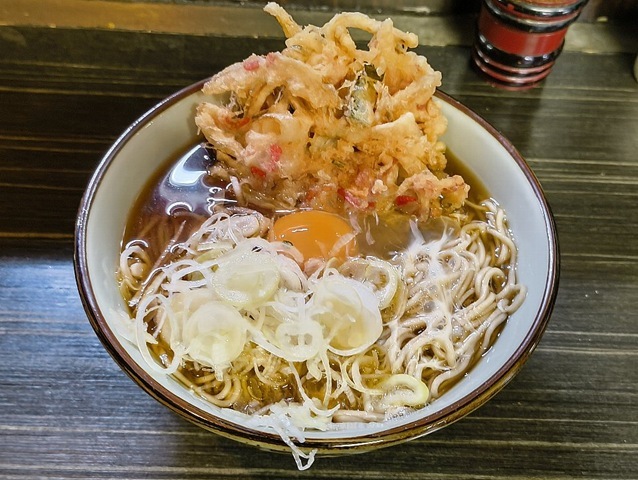 かき揚げそば＋生たまご≒月見かき揚げそば