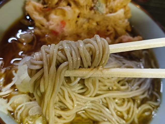 蕎麦を手繰る