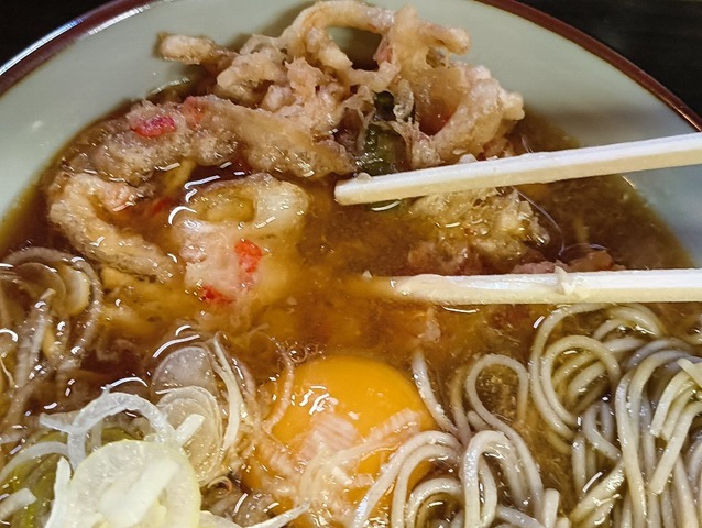 かき揚げを汁に浸す