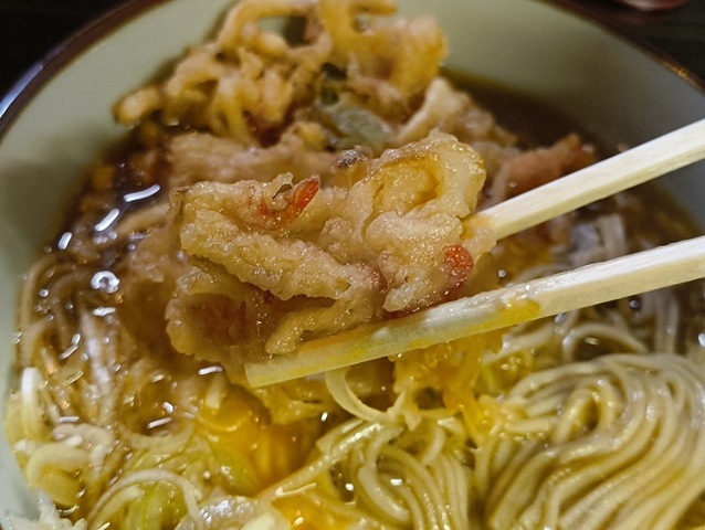 かき揚げを食べる