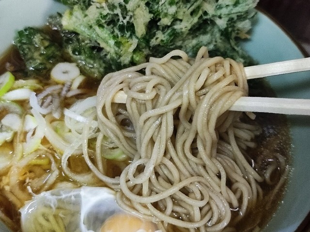 蕎麦を手繰る