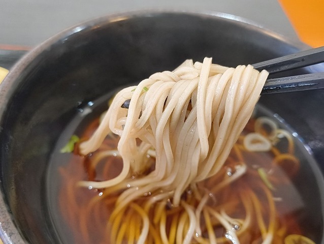 蕎麦を手繰る