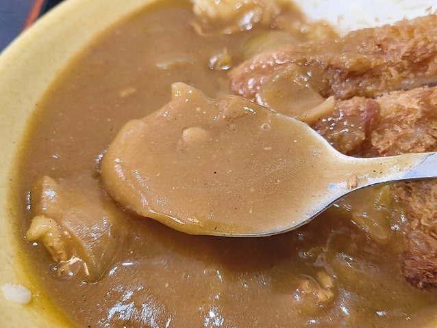 カレーを食べる