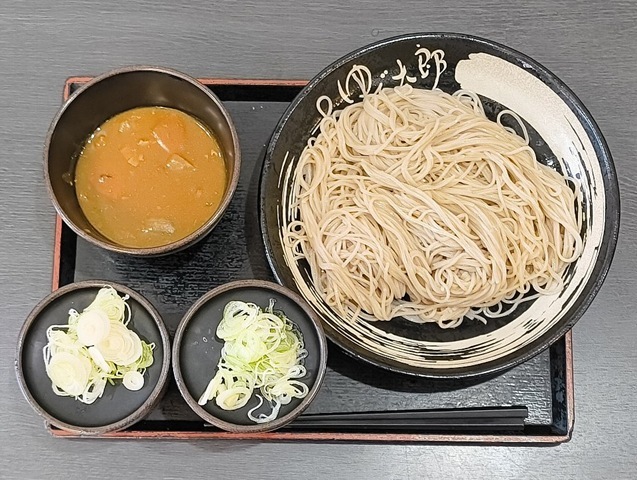 「ゆで太郎」の「2枚もり」＋「カレールー」＝「カレーつけそば」でランチ。やっぱり「カレーつけそば」は「2枚もり」で丁度なのだな。腹は膨れたのだが、うまかったのだよ（笑）。（ゆで太郎 もつ次郎本所吾妻橋店：墨田区吾妻橋3丁目）