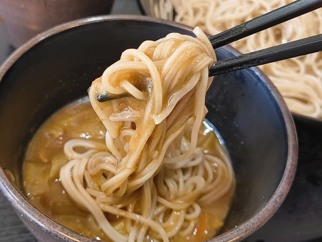 カレーつけ汁で蕎麦を手繰る
