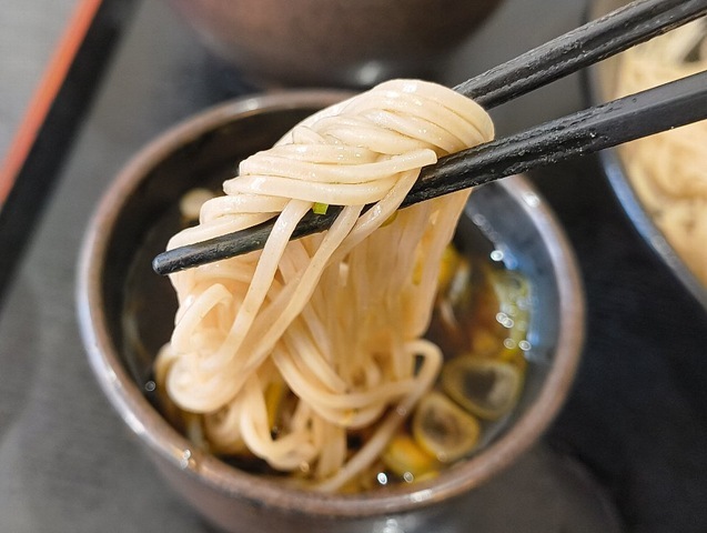 蕎麦汁でで蕎麦を手繰る