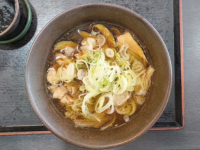 『ゆで太郎』で「肉茄子そば」でランチにしたこと。私的鉄板メニュー『肉茄子そば』を堪能したのだが、無料クーポンで「薬味ねぎ」を投入し、煮込まれた葱とシャキシャキの葱、両方の魅力を味わい尽くしたのだよ。うまかったのだ（笑）。（ゆで太郎本所吾妻橋店：墨田区吾妻橋3丁目）