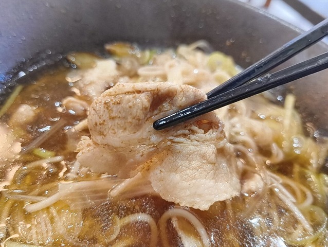 豚肉を摘まんでみる