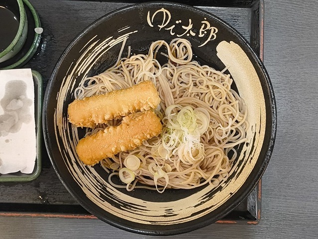 『ゆで太郎 もつ次郎本所吾妻橋店』で「太刀魚のちくわ天」をもらって「もり」に合わせてみたのだ。この「ちくわ天」は『文殊』のような一本丸ごとタイプとは違い、二本へ切られたスタイルだ。 さっそく一本かじってみる。 &hellip;&hellip;いやぁ、この「ちくわ天」がまた実にうまいのだな（笑）。（墨田区吾妻橋3丁目）