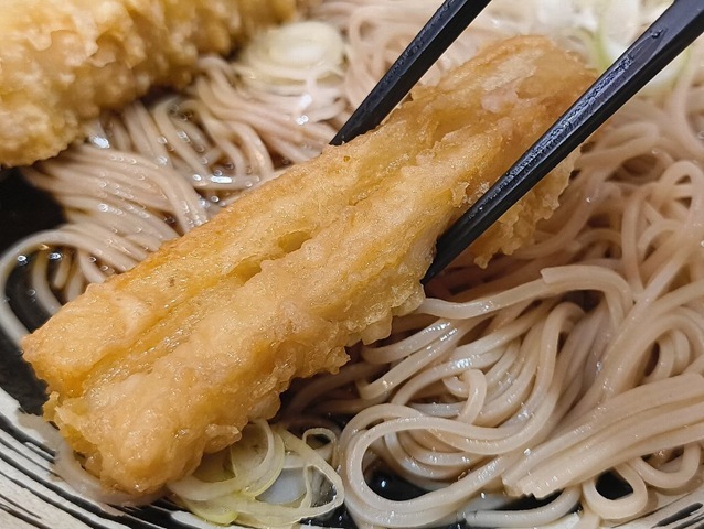ちくわ天を食べる