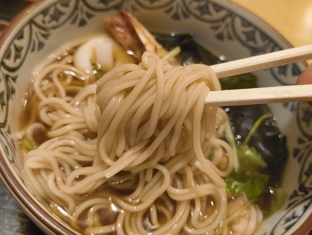 蕎麦を手繰る