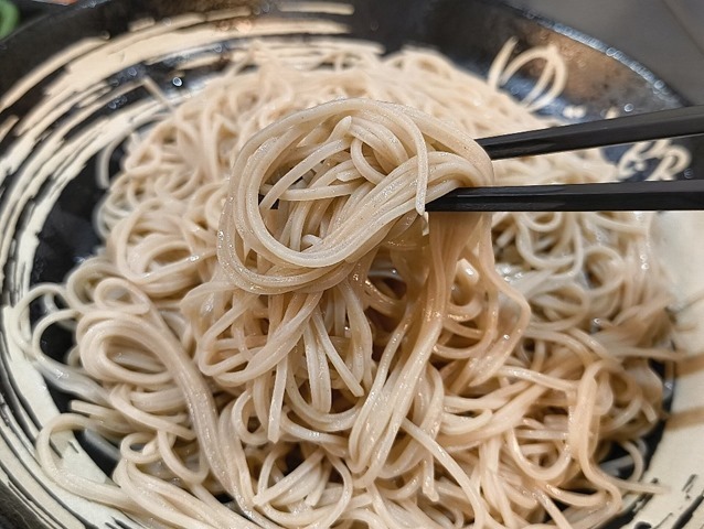 蕎麦を手繰る