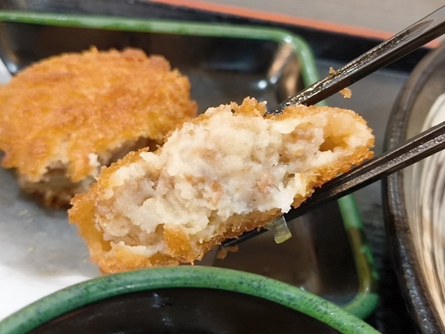 コロッケを食べる