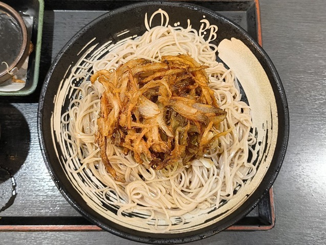 「ゆで太郎」で「冷し野菜かきあげそば」の「おおもり版」をつくってみた。勿論「かきあげ」は「無料クーポン」だ。やや汁が足りなかったが、ここの「かきあげ」は「冷し」にのせて食べるのが一番うまいかも知れないのだな（笑）。（ゆで太郎 もつ次郎本所吾妻橋店：墨田区吾妻橋3丁目）