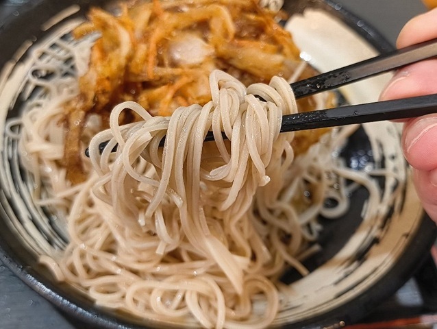 蕎麦を手繰る