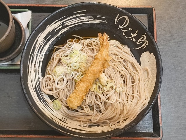 「ゆで太郎」で「ぶっかけ海老天そば」でランチ。いつのころから冷たい「蕎麦」は「ぶっかけ」が出来るようになったけど、「ぶっかけ」にしただけで1.5倍は「蕎麦」がうまくなる(笑)。 そして小さな「海老天」も少しずつかじってやる。これが世界に唯一残った「海老天」のようにだよ(笑)。(ゆで太郎 もつ次郎本所吾妻橋店:墨田区吾妻橋3丁目)