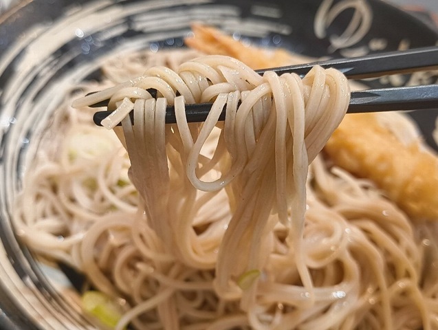江戸細切りの定寸1.4mmで切られた蕎麦を手繰る 江戸細切りの定寸1.4mmで切られた蕎麦を手繰る