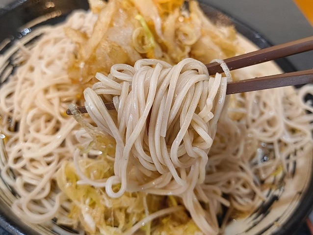 蕎麦を手繰る