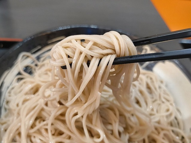 蕎麦を手繰る