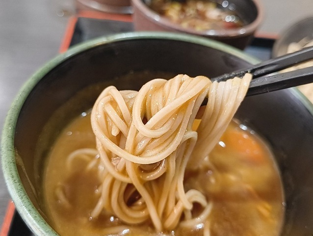 カレーで蕎麦を食べる