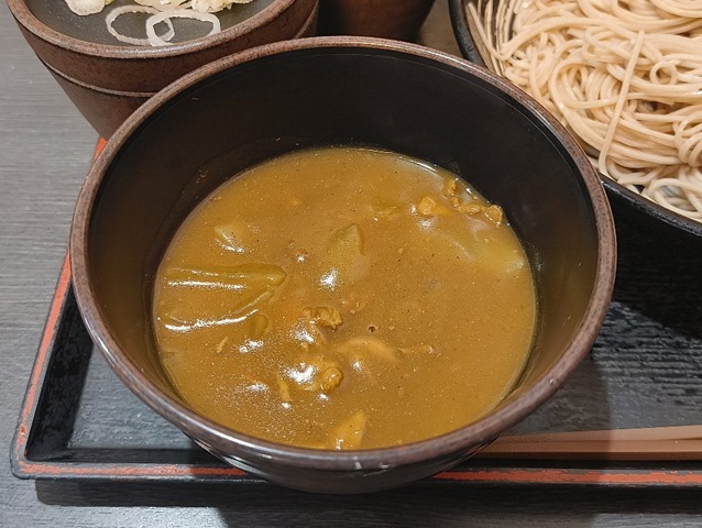 カレー（まだ蕎麦汁を合わせていない）