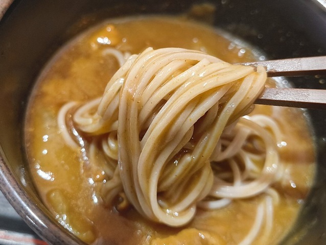 カレーつけ汁で蕎麦を手繰る