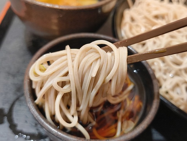 蕎麦汁でで蕎麦を食べる