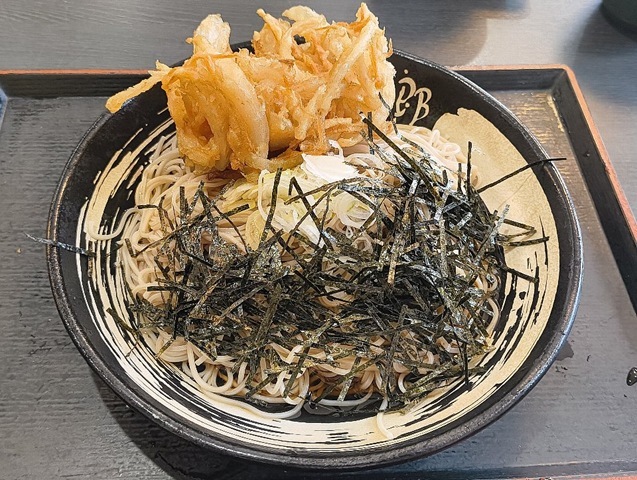 「ゆで太郎」で「ぶっかけ冷し野菜かきあげざるそば」（大盛）をつくってランチにしたこと。勿論「かきあげ」は「無料クーポン」の世話になったけれども、思いの外「海苔」がワイルドでうまかったのだよ（笑）。（ゆで太郎 もつ次郎本所吾妻橋店：墨田区吾妻橋3丁目）