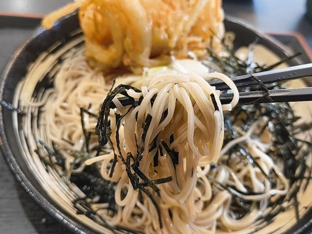 蕎麦を手繰る