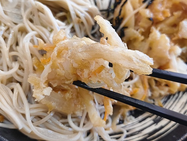 かきあげを食べる