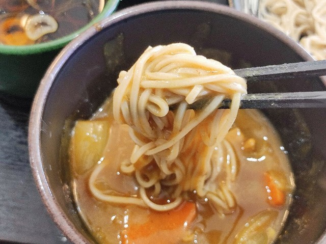 カレーをつけた蕎麦を手繰る