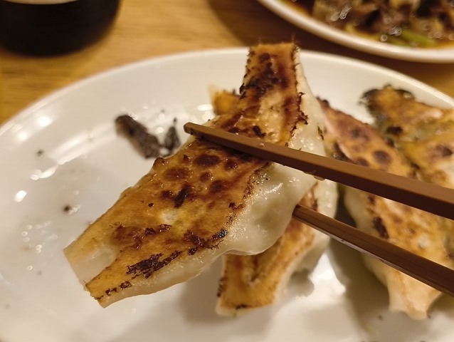 餃子を食べる