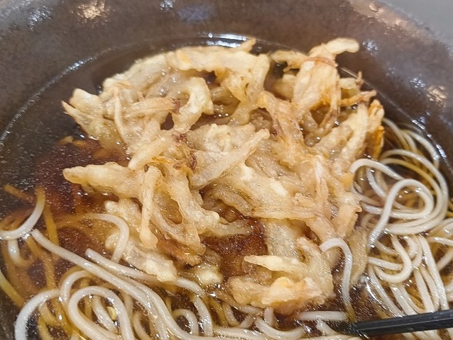 かきあげを汁に浸す