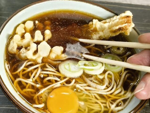 ちくわ天を汁に沈める