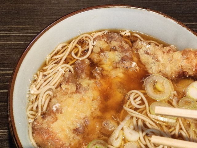ちくわ天を食べる前に汁に沈めるのだ
