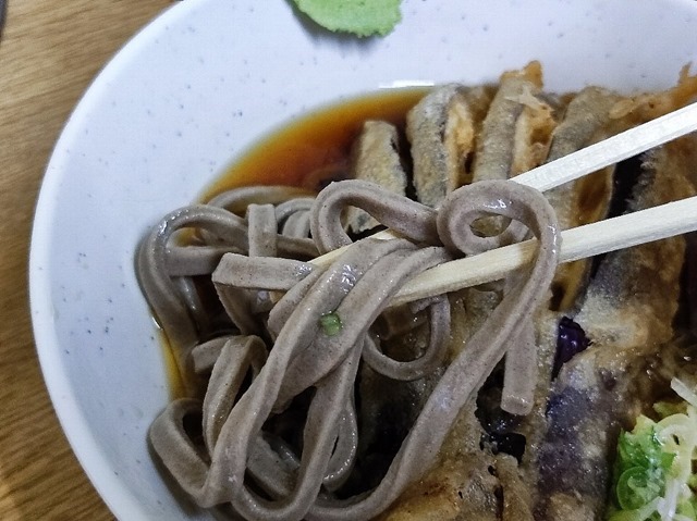 蕎麦を手繰る