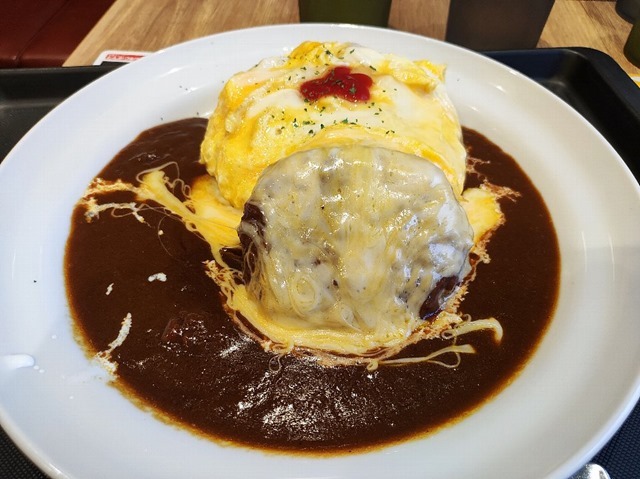 チーズハンバーグオムレツカレー