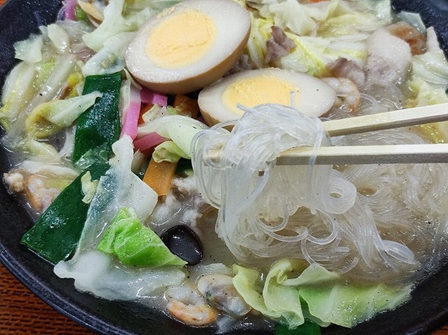 春雨の麺を食べる