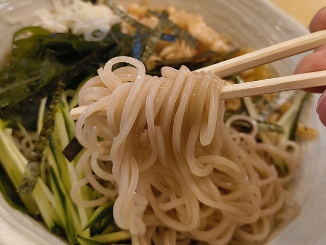 先ずは蕎麦を手繰る