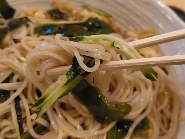 大好きな胡瓜と一緒に蕎麦を手繰る